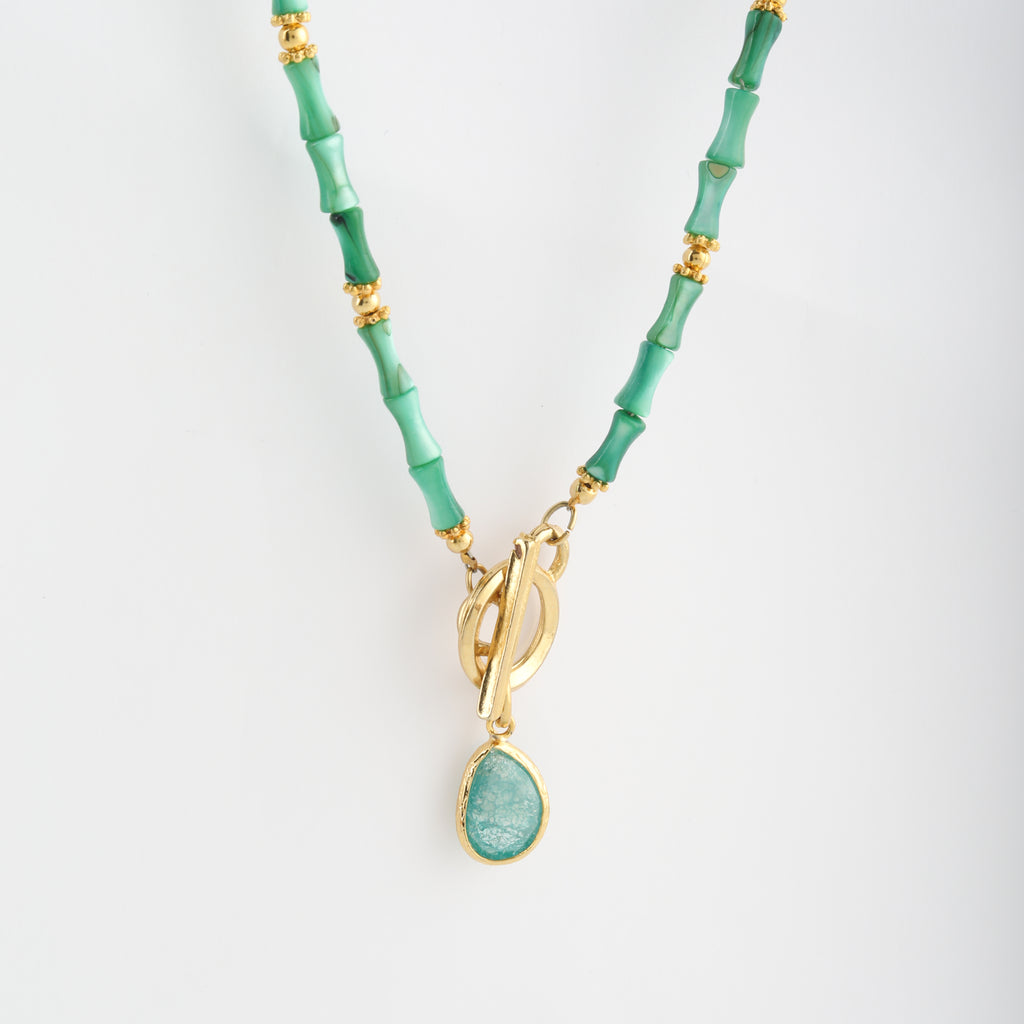 Verdant Flow Mercan Kolye