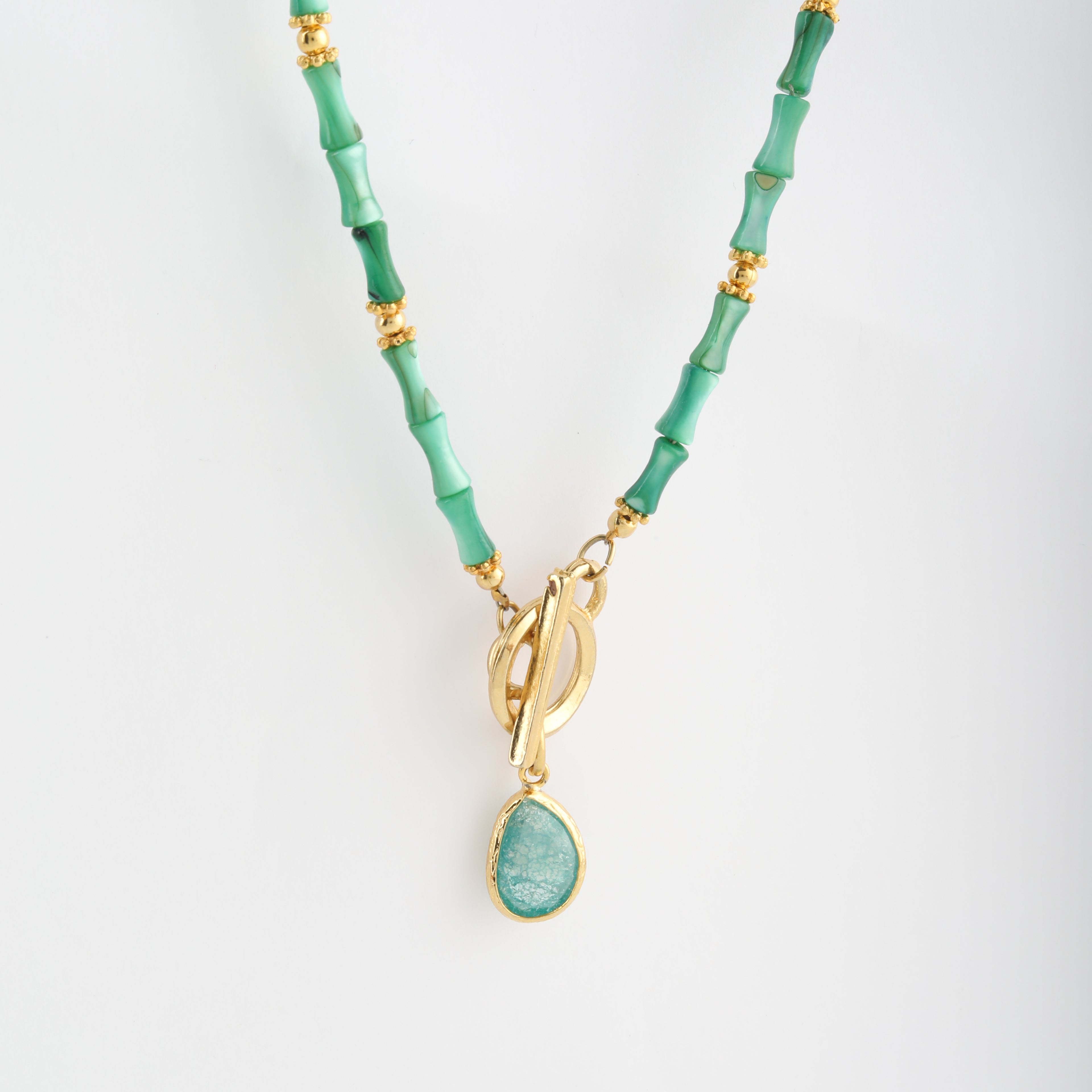 Verdant Flow Mercan Kolye