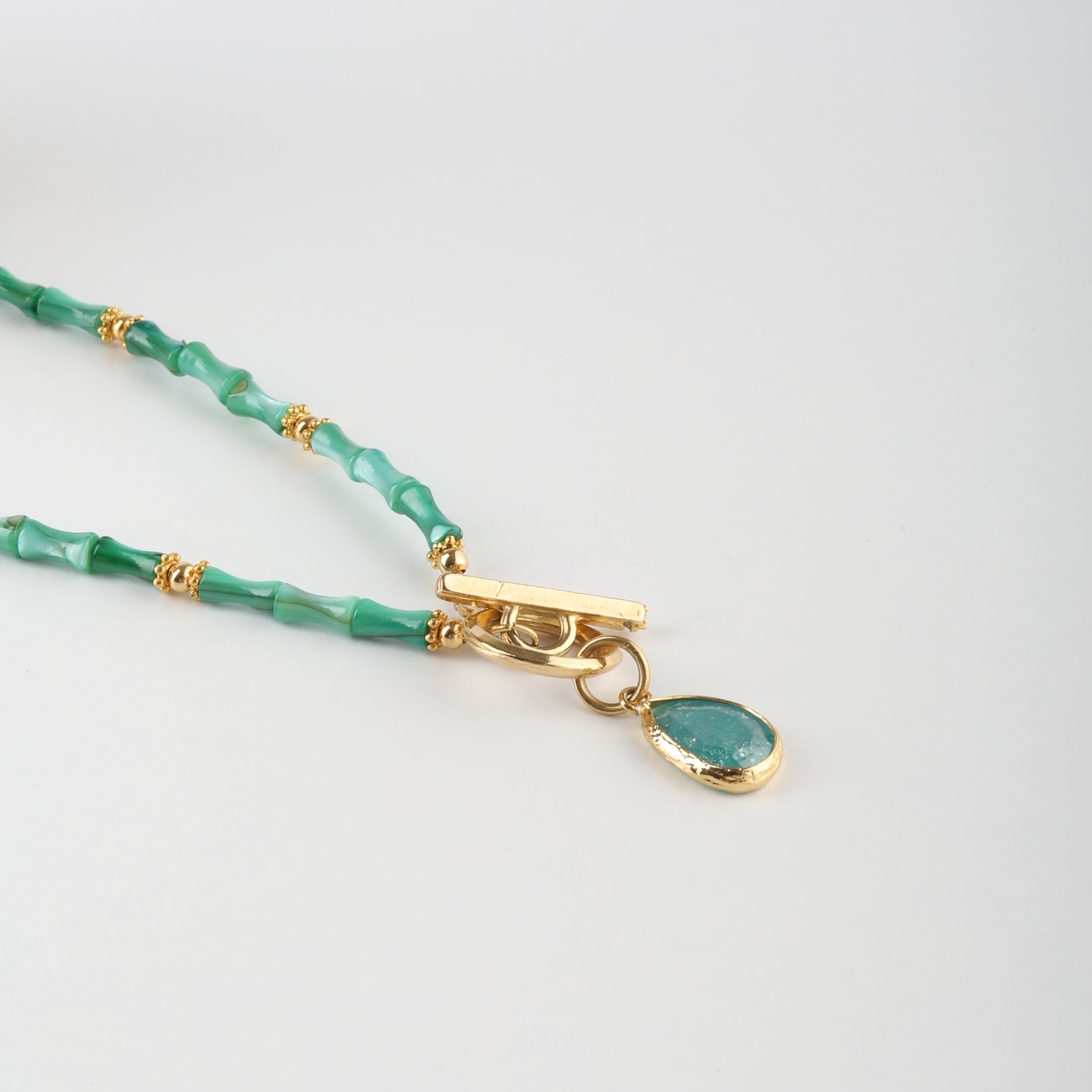 Verdant Flow Mercan Kolye