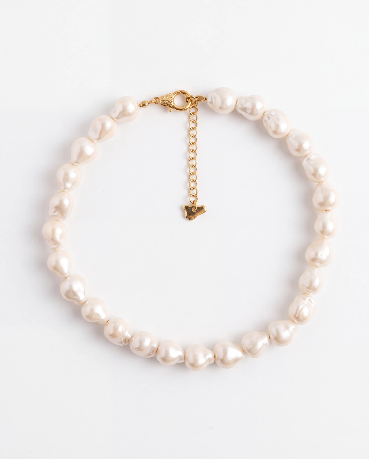Pearl Muse Kolye - büyük boy barok inci dizili ve yaprak charm detaylı kolye, ürün görseli