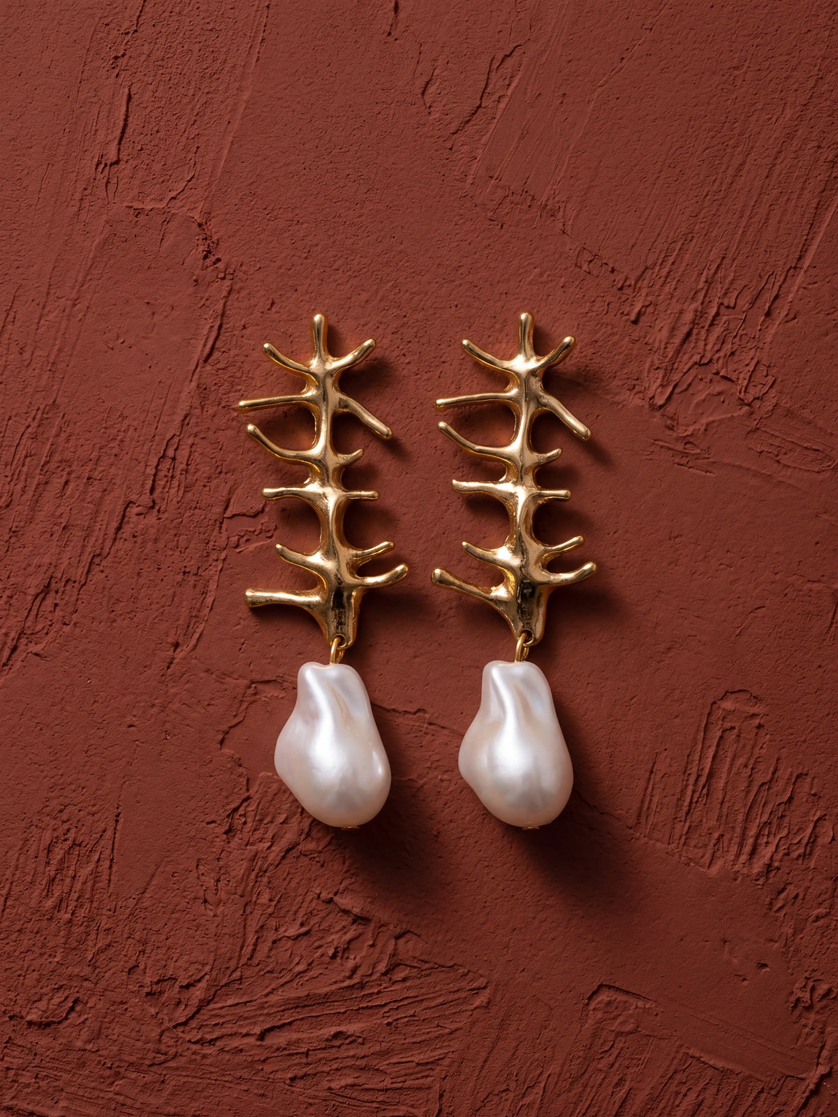 Coralline Pearl Küpe - barok inci damla detayı, yakın çekim