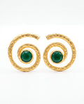 Emerald Spiral Küpe - dövme dokulu altın spiral formunda yeşil taşlı küpe, ürün görseli