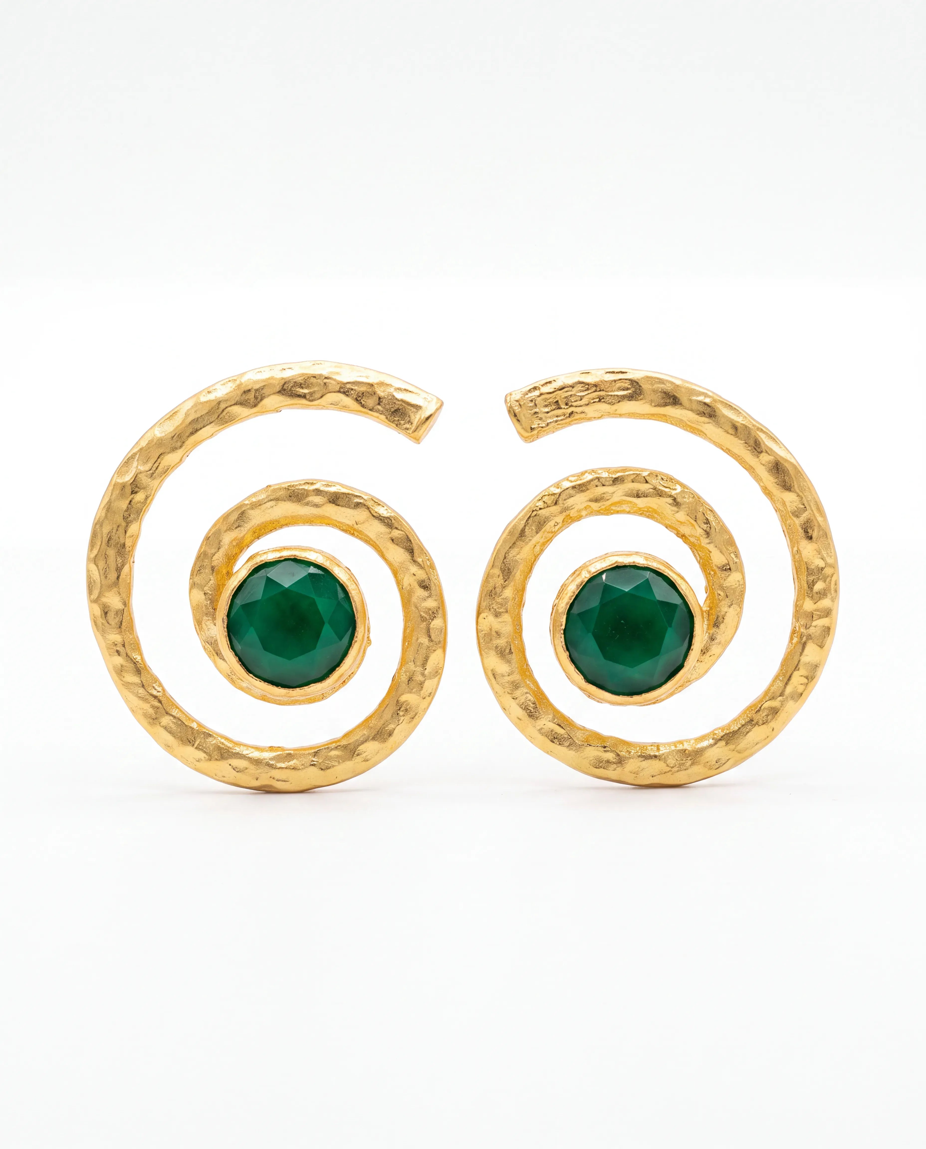 Emerald Spiral Küpe - dövme dokulu altın spiral formunda yeşil taşlı küpe, ürün görseli