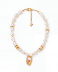 Mother of Pearl Whisper Kolye - gerçek sedef boncuklu, altın küre ve kelebek charm detaylı kolye, ürün görseli