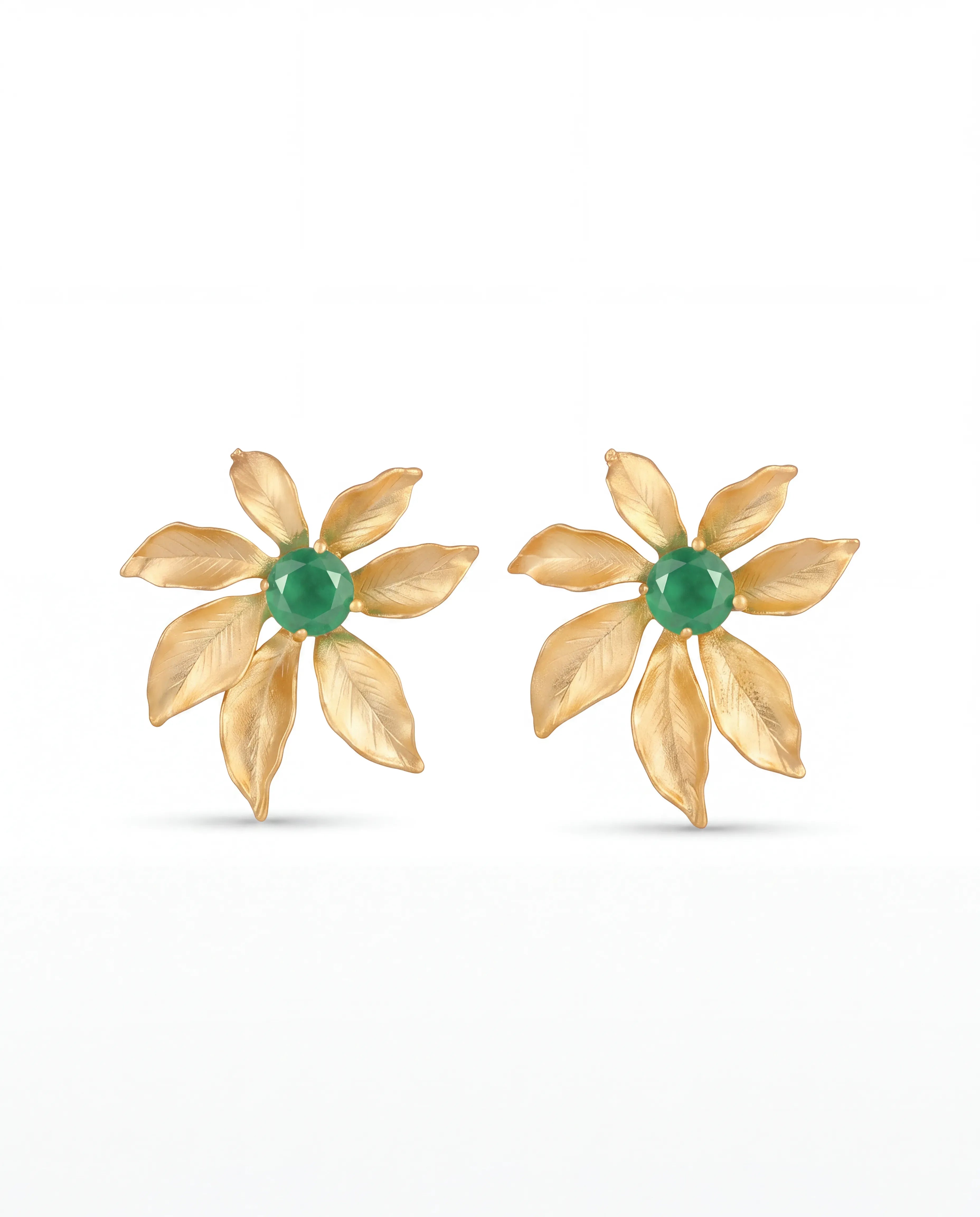 Emerald Petal Küpe - zümrüt yeşili taşlı altın kaplama çiçek küpe, ürün görseli
